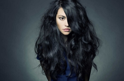 Kvinna med svart hår