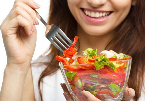 Kvinna som äter sallad