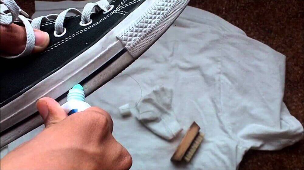 Tandkräm som skoputs kan gulnade sulor att bli vita