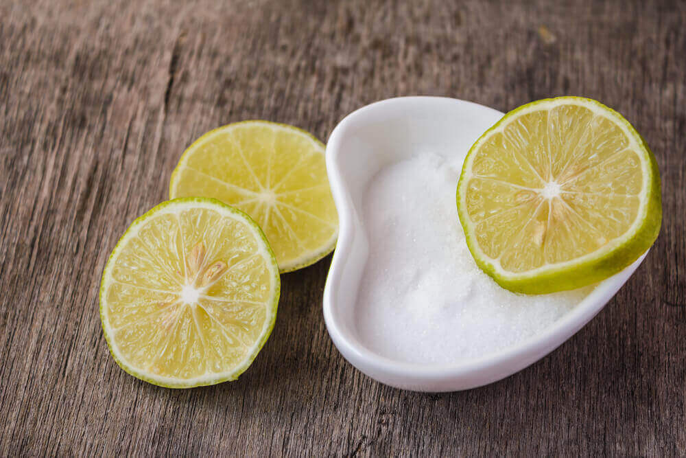 Citron och salt är en av många enkla huskurer mot gingivit