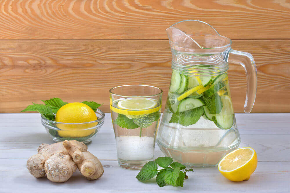 Drick detoxvatten med färsk frukt