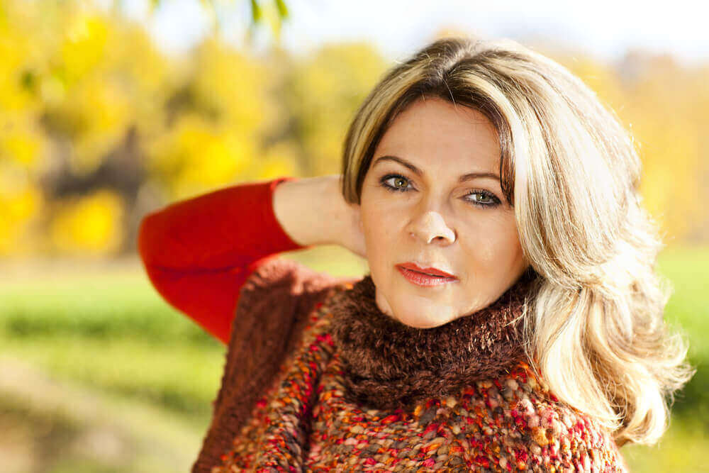 Kvinna med röd tröja