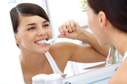 Kvinna som borstar tänderna