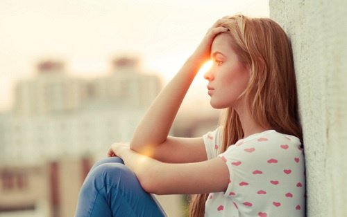 Kvinna som sitter ner