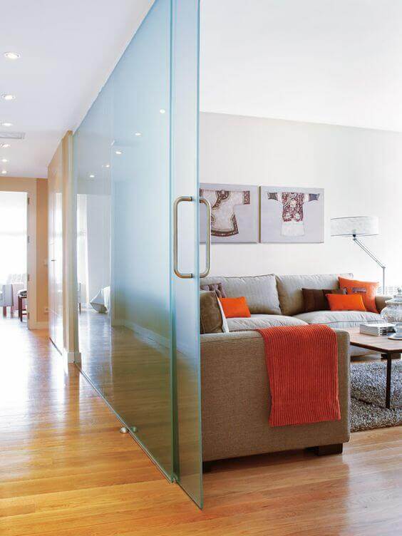 Glasdörrar släpper in ljus