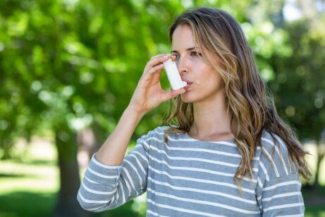 Kan man kontrollera astma och dess symptom?