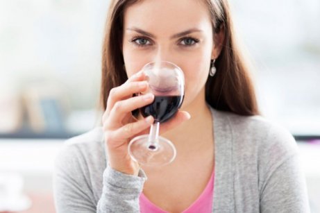 Kvinna dricker rött vin