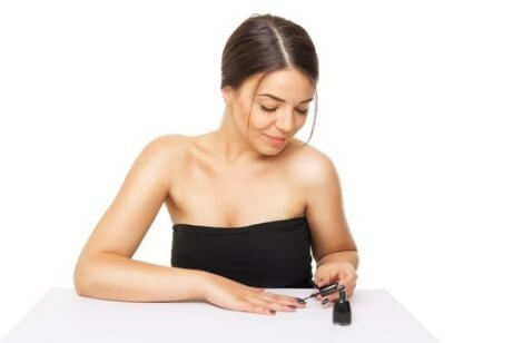 Kvinna målar naglarna