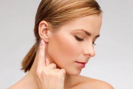 Kvinna med öronproblem