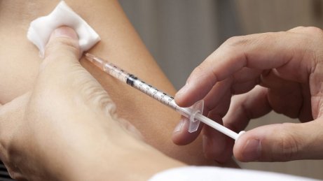 Person blir vaccinerad