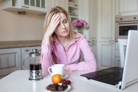 Trött kvinna med kaffe