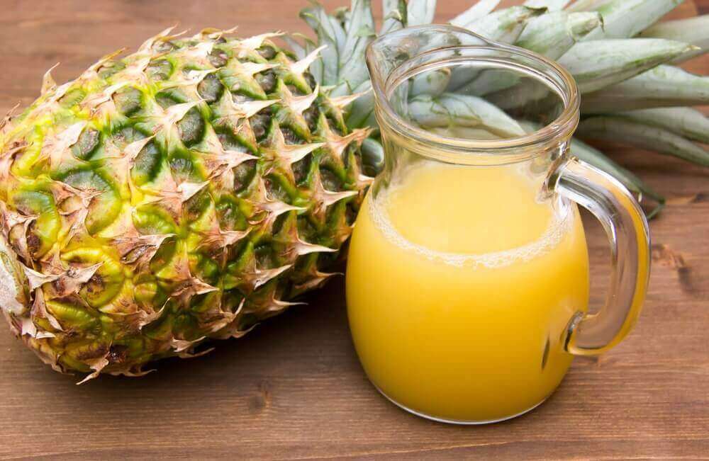 Ananasjuice och karaff