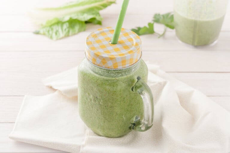 Grön smoothie med sugrör