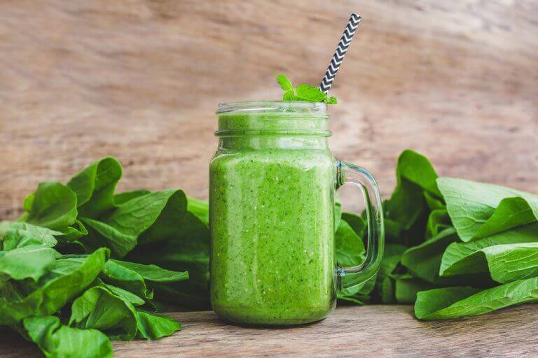Gör en grön smoothie med basilika