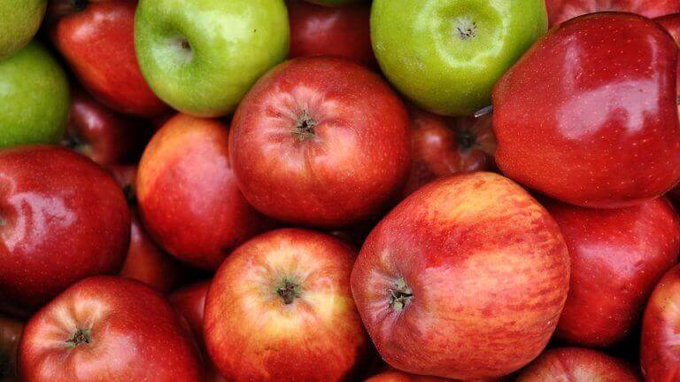 Gröna och röda äpplen