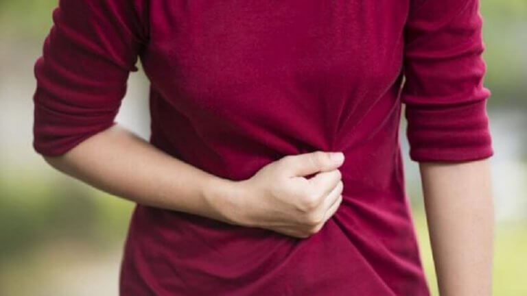 Symptom på inflammerad lever är smärta i övre, högra delen av buken