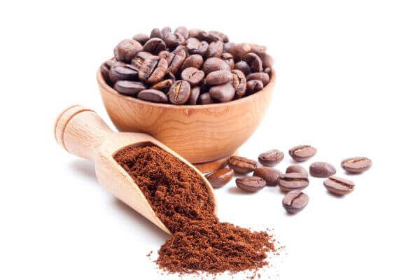 Kaffebönor i träskål