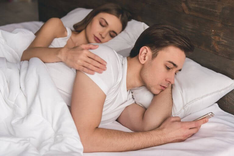 Man och kvinna i säng
