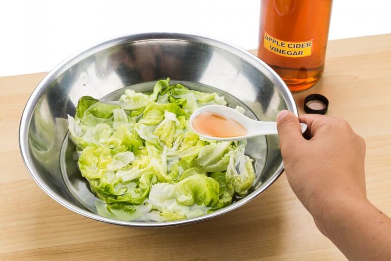 Använd äppelcidervinäger för att rengöra salladen