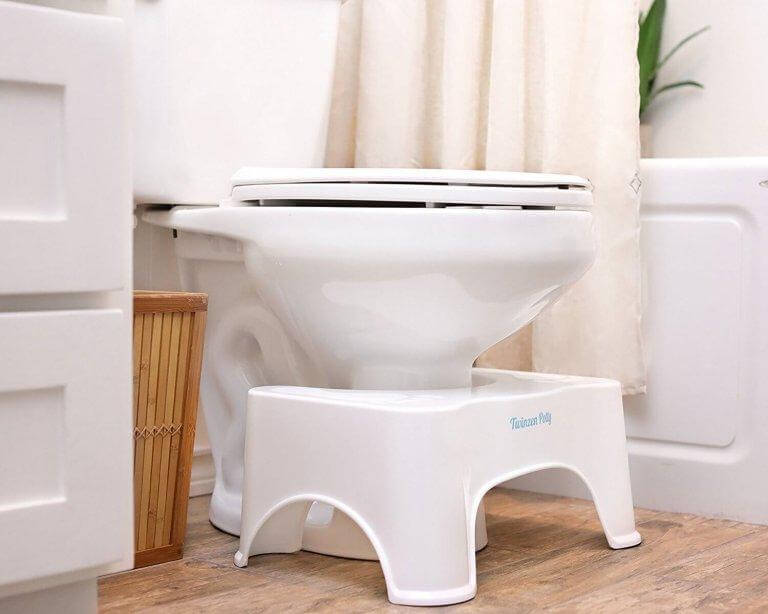 Använd en fotpall när du går på toa