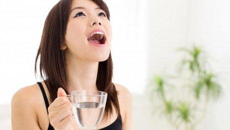 Gurgla med saltvatten lindrar halsont