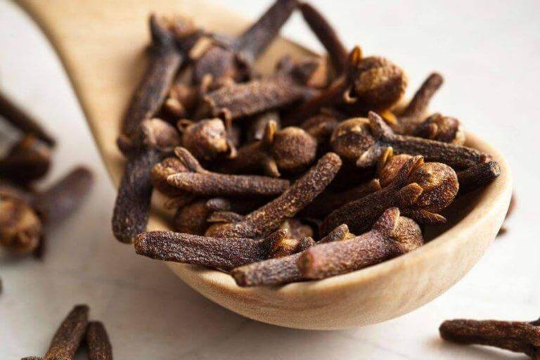 Tugga på kryddnejlika och lindra ont i halsen