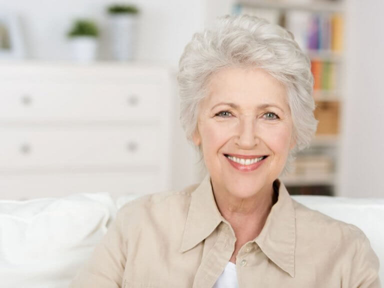 Äldre kvinna med vitt hår