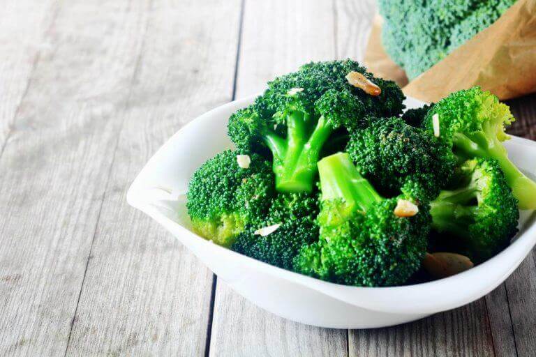 Broccoli i vit skål