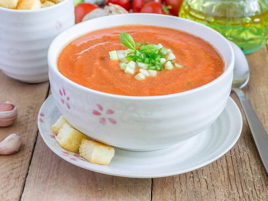 Gazpacho med brödbitar