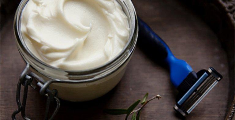 Med kokosolja kan du göra en naturlig rakkräm
