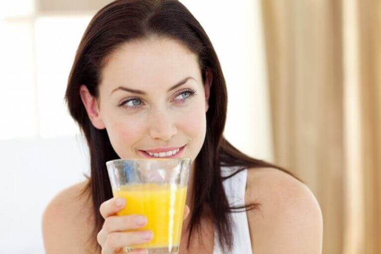 Kvinna som dricker juice