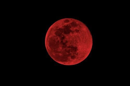 Röd-måne-på-himmel