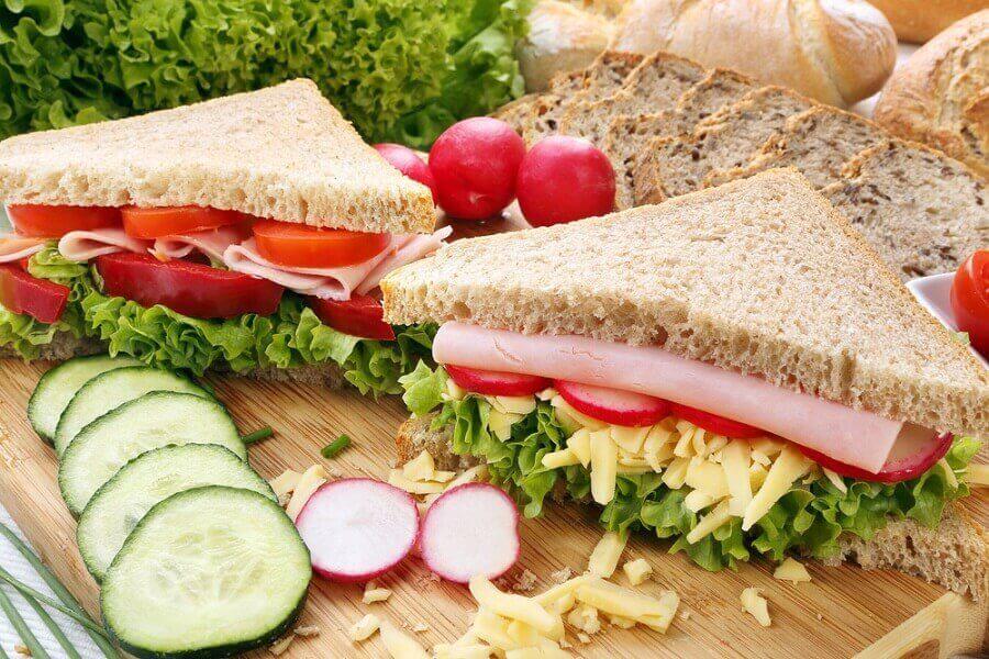 Sandwich med skinka och grönsaker