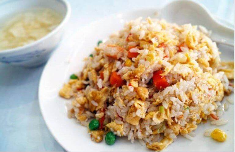 Kinesiskt stekt ris: recept och hur du tillagar det bäst