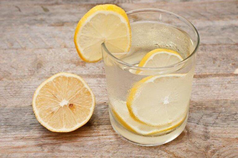 Detoxa lymfsystemet med vatten- och citronsaft