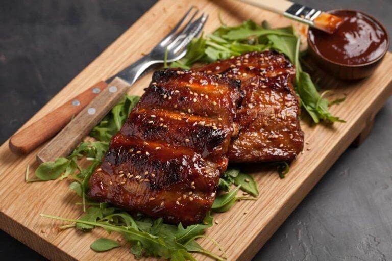 Karamelliserade revbensspjäll med banan