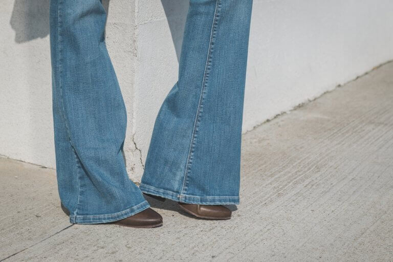 Person med utsvängda jeans
