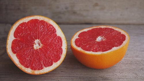 En skivad grapefrukt