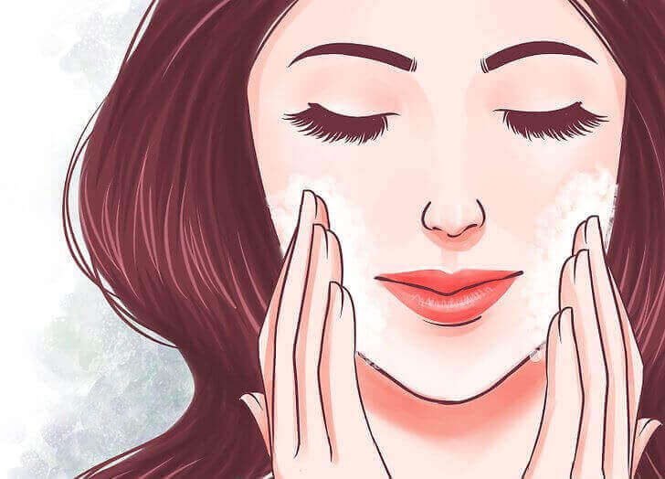 kvinna tar hand om känslig hud
