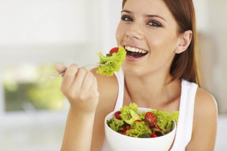 Kvinna som äter sallad