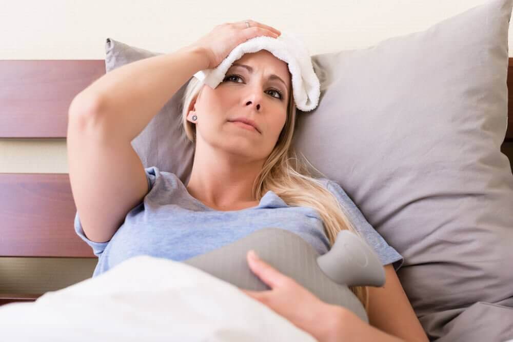 Kvinna som ligger i sängen
