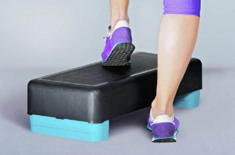 Kvinna som tränar step