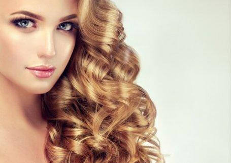 Bär ditt långa, lockiga hår åt sidan