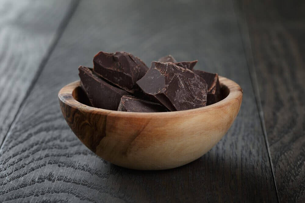 Mörk choklad i träskål