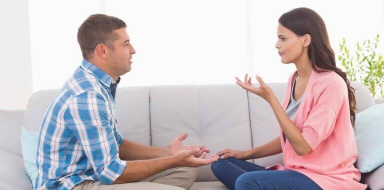 Par som kommunicerar i soffan