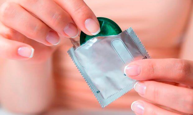 Personer som öppnar kondom