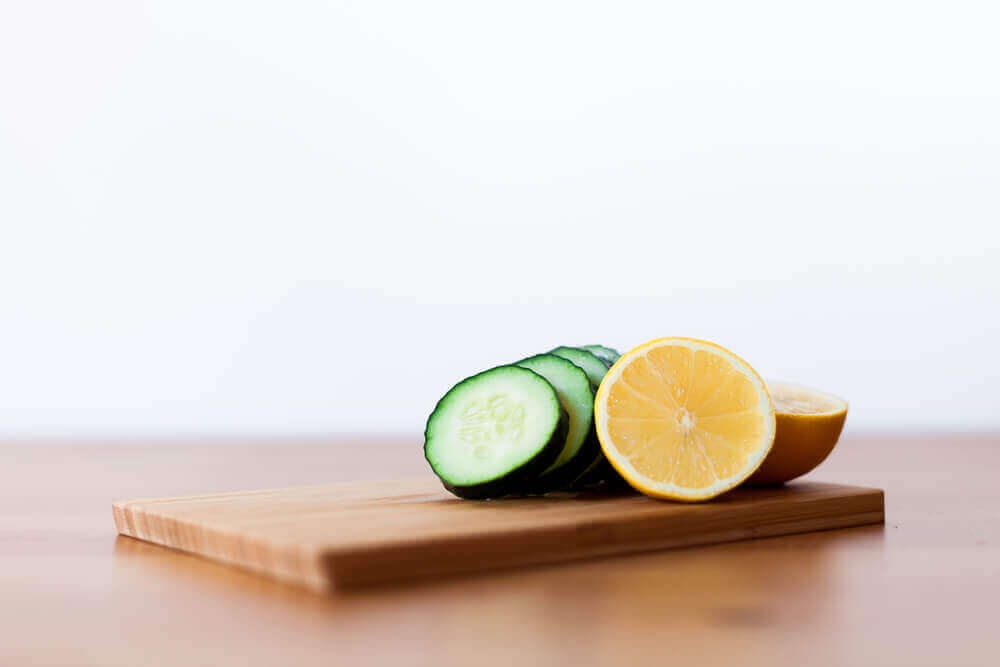 Skivad gurka och citron
