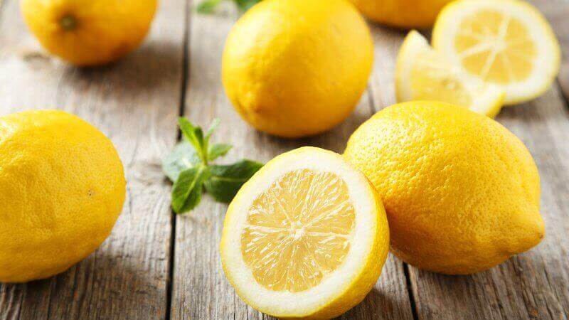 Skivad citron på träbord