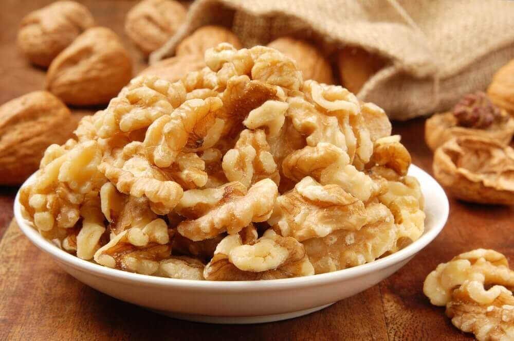 Valnötter i vit skål