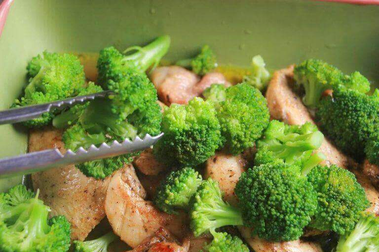Tillaga broccoli med kyckling